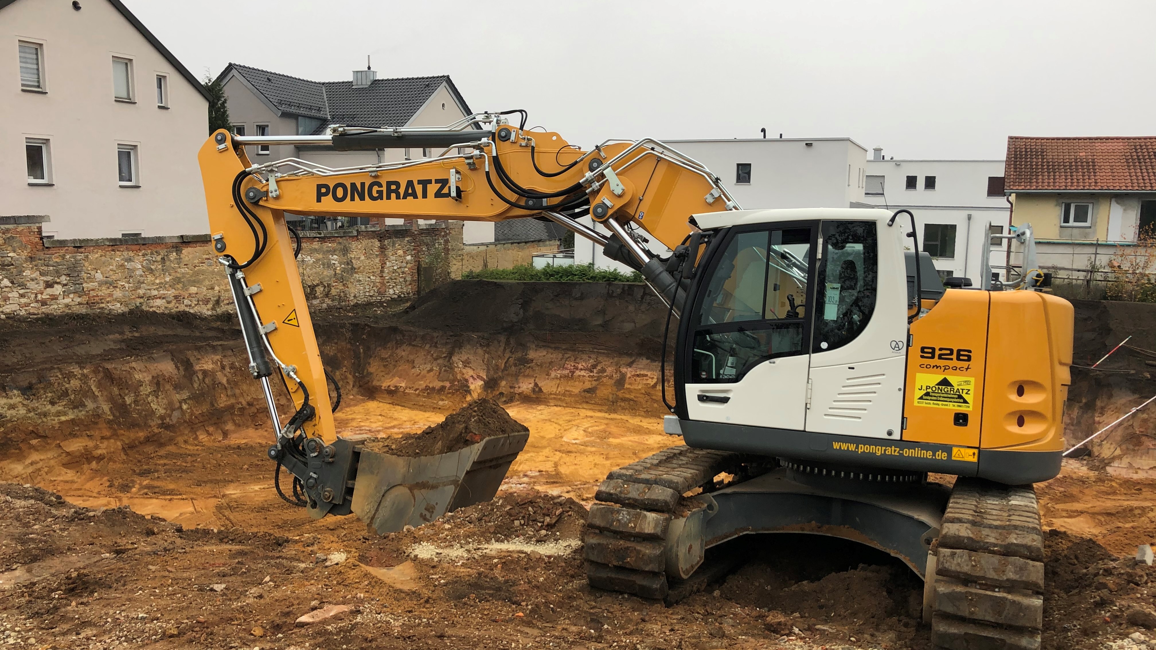 Baugrubenaushub mit Kettenbagger